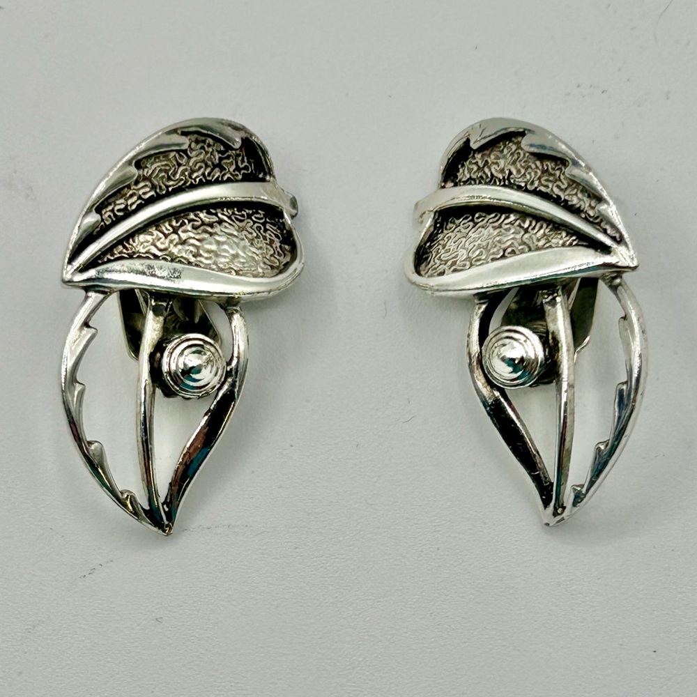 Vintage Sarah Coventry Wind Song Leaf Link Clip On Earrings Silvertone 1.25"